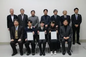 （受賞した学生3名と審査員の皆様）