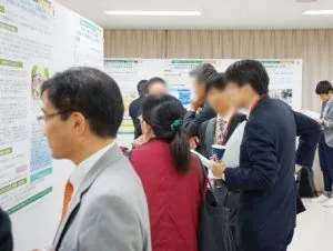 ポスター会場では活発な意見交換が行われました