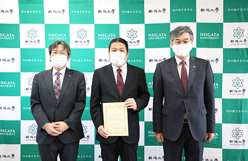 当日は工学部 寒川雅之准教授が代表して受け取られました。